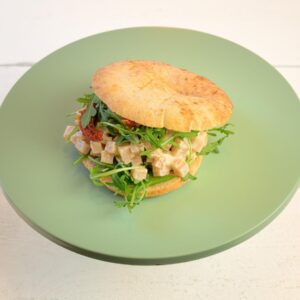 Gerookte kip salade | pesto | zongedroogde tomaat